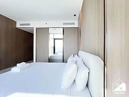 Luxurious 3BR Canal View Apartment Pool + Gym