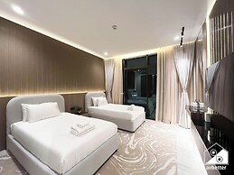 Luxurious 3BR Canal View Apartment Pool + Gym