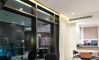 Luxurious 3BR Canal View Apartment Pool + Gym