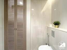 Luxurious 3BR Canal View Apartment Pool + Gym