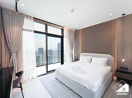Luxurious 3BR Canal View Apartment Pool + Gym