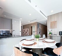 Luxurious 3BR Canal View Apartment Pool + Gym