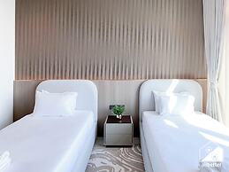 Luxurious 3BR Canal View Apartment Pool + Gym