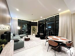 Luxurious 3BR Canal View Apartment Pool + Gym