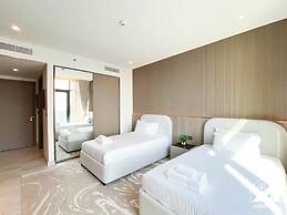 Luxurious 3BR Canal View Apartment Pool + Gym