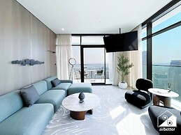Luxurious 3BR Canal View Apartment Pool + Gym