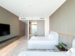 Luxurious 3BR Canal View Apartment Pool + Gym