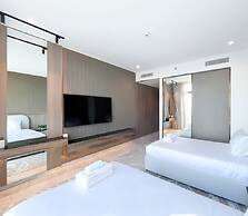 Luxurious 3BR Canal View Apartment Pool + Gym