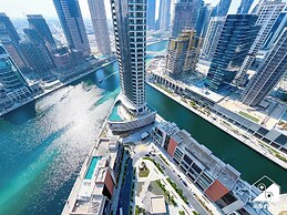 Luxurious 3BR Canal View Apartment Pool + Gym