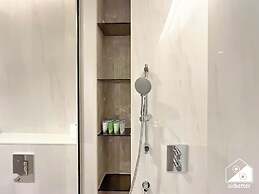 Luxurious 3BR Canal View Apartment Pool + Gym