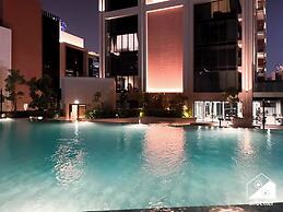 Luxurious 3BR Canal View Apartment Pool + Gym