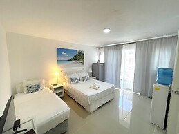 STUDIOS POOL AND BEACH