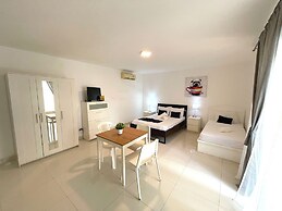 STUDIOS POOL AND BEACH