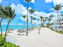 STUDIOS POOL AND BEACH