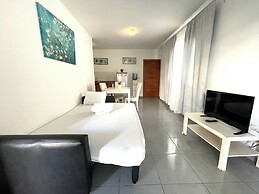 STUDIOS POOL AND BEACH