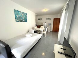 STUDIOS POOL AND BEACH