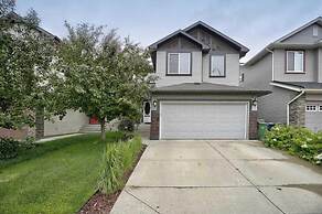 Charming Basement Suite With Parking & Laundry