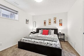 Charming Basement Suite With Parking & Laundry