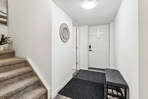 Charming Basement Suite With Parking & Laundry