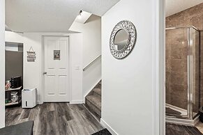 Charming Basement Suite With Parking & Laundry