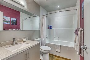 Stylish Condo With Balcony in Downtown Calgary