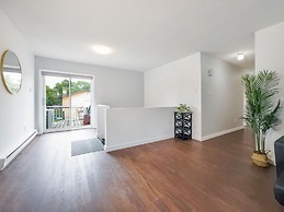 Charming Pet-friendly Summer Stay w/ Parking
