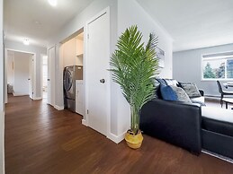 Charming Pet-friendly Summer Stay w/ Parking