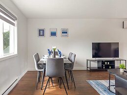 Charming Pet-friendly Summer Stay w/ Parking