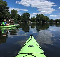 Charming Pet-friendly Summer Stay w/ Parking