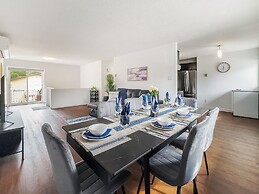 Charming Pet-friendly Summer Stay w/ Parking