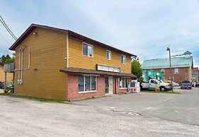 Charming Pet-friendly Summer Stay w/ Parking