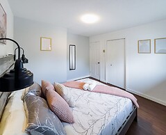 Charming Pet-friendly Summer Stay w/ Parking