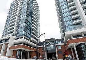 High Rise Condo w Balcony & Breathtaking Views