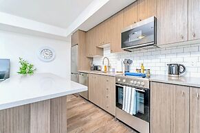 High Rise Condo w Balcony & Breathtaking Views