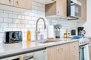 High Rise Condo w Balcony & Breathtaking Views