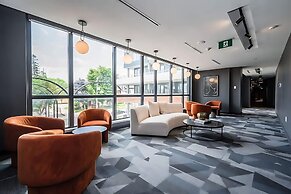 Newly Built Modern Condo w Balcony & City Views