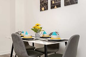 Newly Built Modern Condo w Balcony & City Views