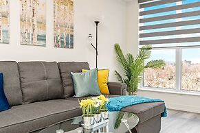Newly Built Modern Condo w Balcony & City Views
