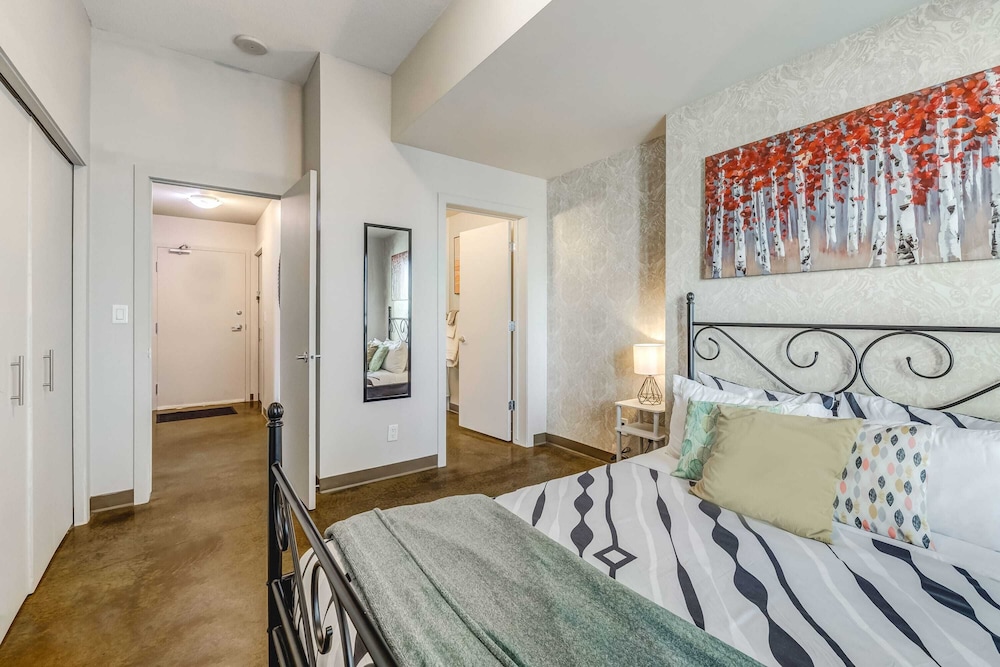 Elegant Condo w/ Balcony, Stunning Downtown Views!