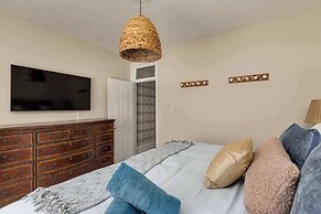 2BR Suite With LRG Patio!