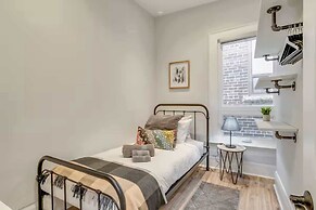 Casa Hotels Chic Suite Fireplace Leslieville