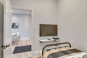 Casa Hotels Chic Suite Fireplace Leslieville