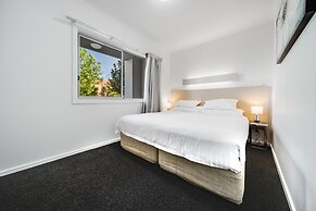 Spacious 2-bed Conveniently by Lake Tuggeranong
