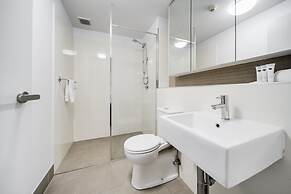 Spacious 2-bed Conveniently by Lake Tuggeranong