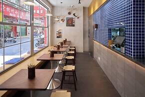 Tiaohai Living Youth Hotel