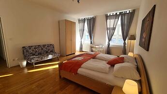 Comfortable 3BR Apartment Belvedere Area