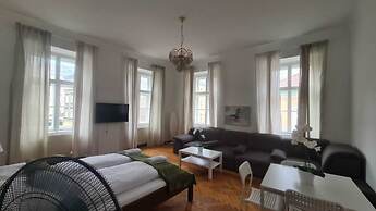 Chic 3BR Belvedere Apartment