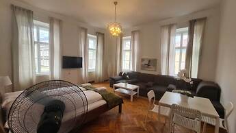 Chic 3BR Belvedere Apartment