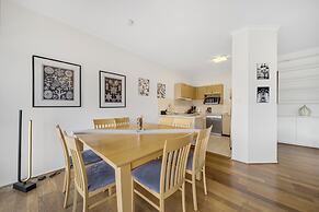 Bright 2-bed With Private Balcony