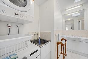 Bright 2-bed With Private Balcony